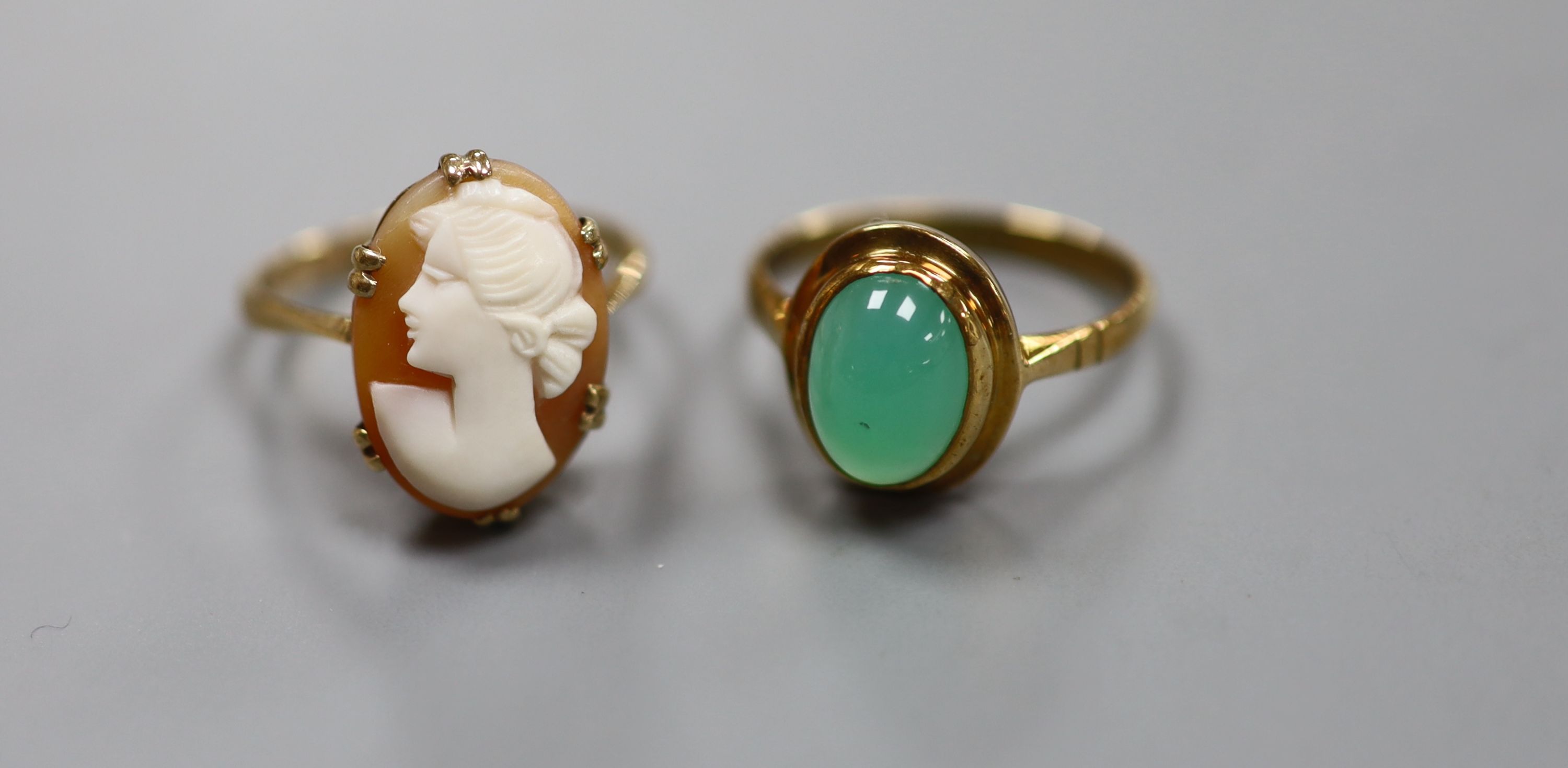 A 9ct and cameo shell ring, a 9ct and chrysoprase ring, a bar brooch, pendant and gilt metal pendant watch on a 9ct chain